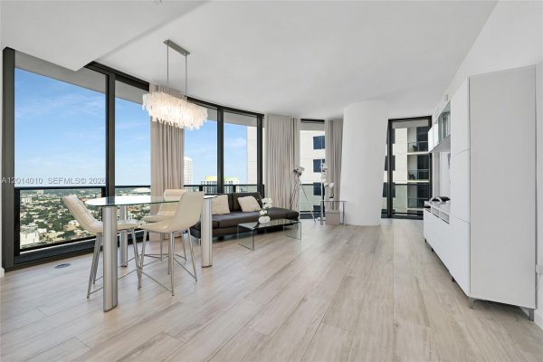 55 SW 9th St #4208 Miami, FL 33130