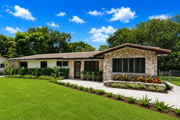 7220 SW 69th Ct Miami, FL 33143