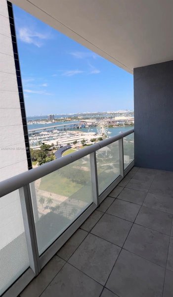 50 Biscayne Blvd #2501 Miami, FL 33132