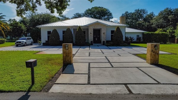 9805 sw 90th Ave Kendall, FL 33176