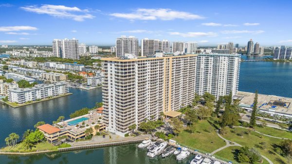 290 174th #1111 Sunny Isles Beach, FL 33160