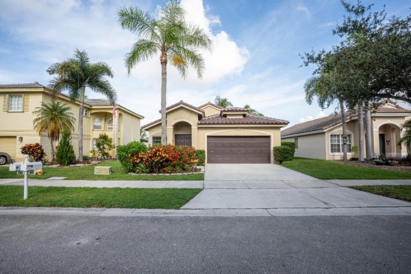 370 SW 203rd Pembroke Pines, FL 33029