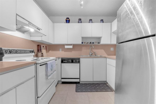 1900 W 68th St #F302 Hialeah, FL 33014