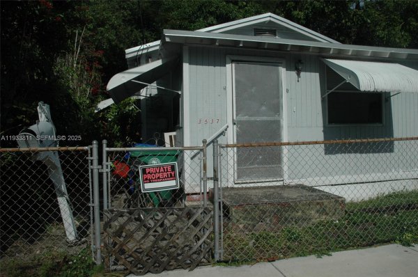 3537 Charles Ave Miami, FL 33133