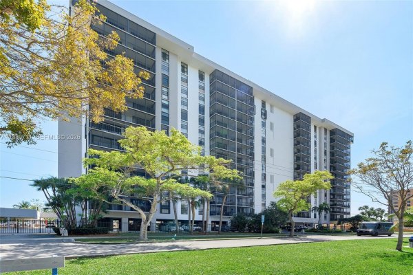 2500 NE 135th St Unit#b206 North Miami, FL 33181