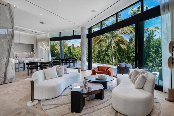 1045 W 47th Ct Miami Beach, FL 33140