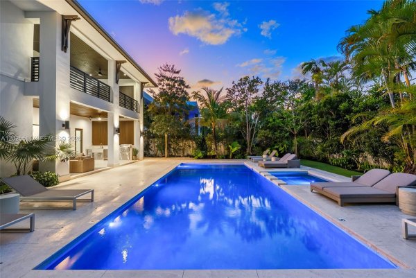 5753 SW 31st St Miami, FL 33155