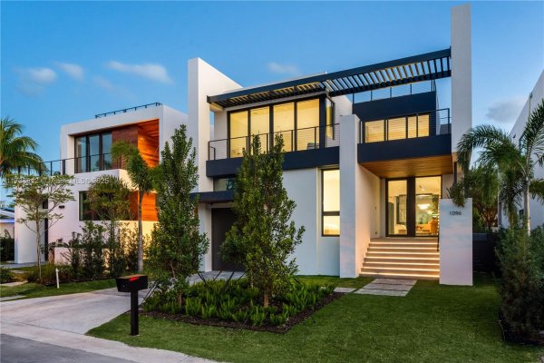 1096 N Venetian Dr Miami, FL 33139