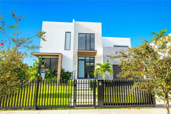 2050 S Hibiscus Dr North Miami, FL 33181