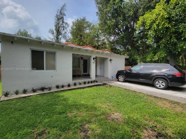 3689 SW 1st Ave Miami, FL 33145