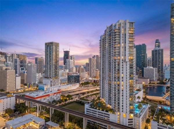 90 SW 3rd St #1105 Miami, FL 33130