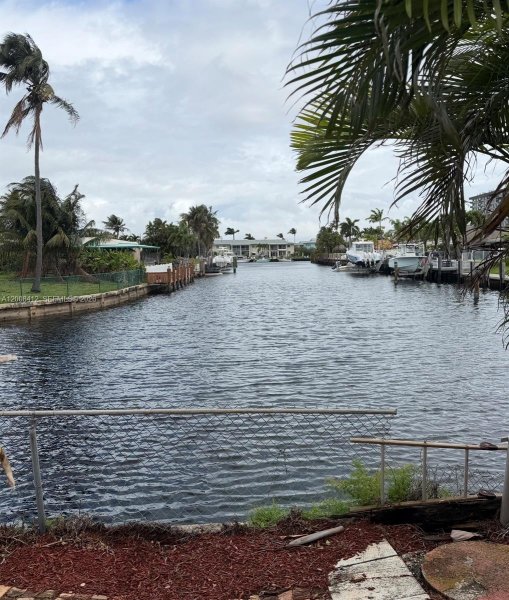 933 SE 10th Ct Pompano Beach, FL 33060