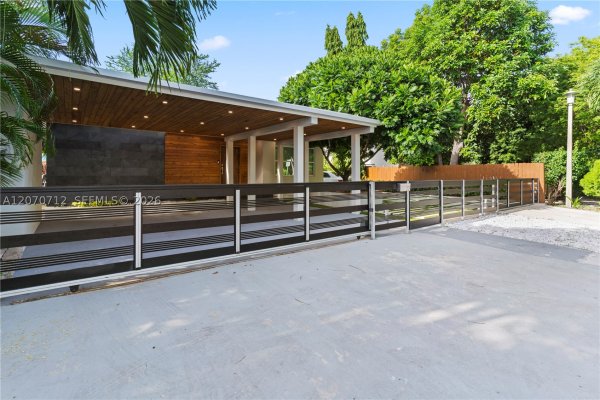 221 NE 44th St Miami, FL 33137