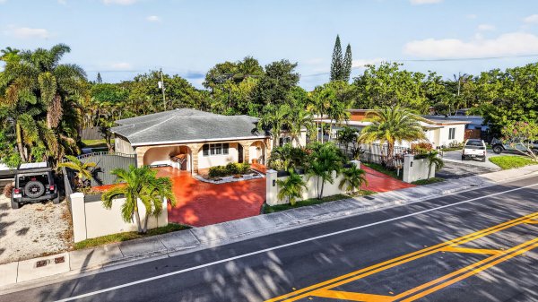 1412 NE 15th Fort Lauderdale, FL 33304