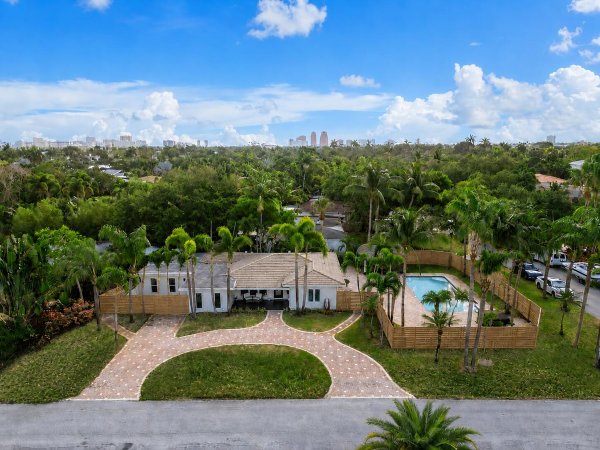 1900 NE 16th Fort Lauderdale, FL 33305