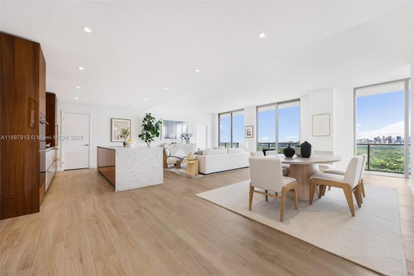 2678 Tigertail Ave #1706 Coconut Grove, FL 33133