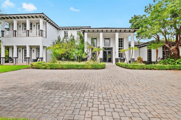 5901 Rolling Rd Dr Pinecrest, FL 33156