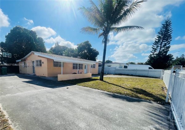 18425 NW 42nd Pl Miami Gardens, FL 33055