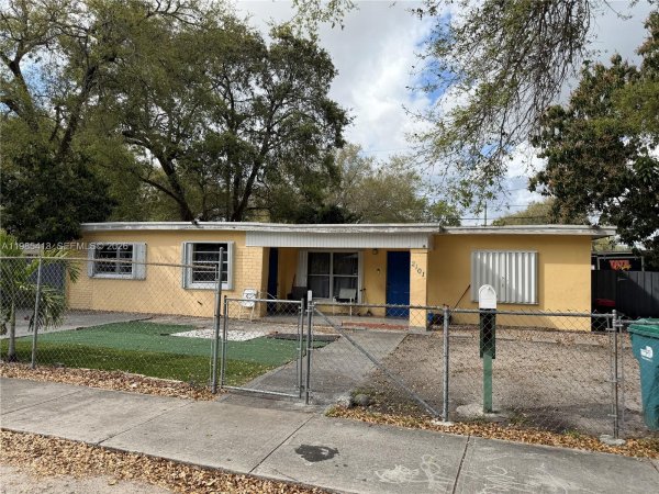 2101 NW 93rd Ter Miami, FL 33147