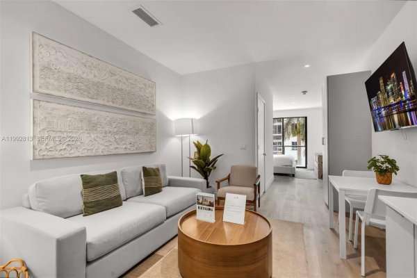 229 SW 9th St #202 Miami, FL 33130