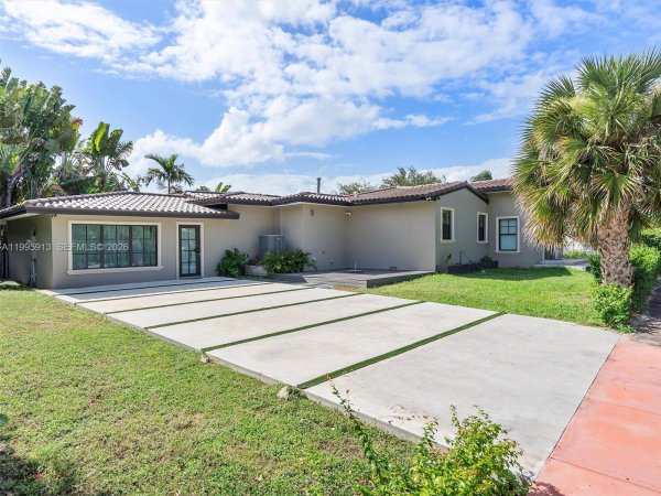 1500 Biarritz Dr Miami Beach, FL 33141