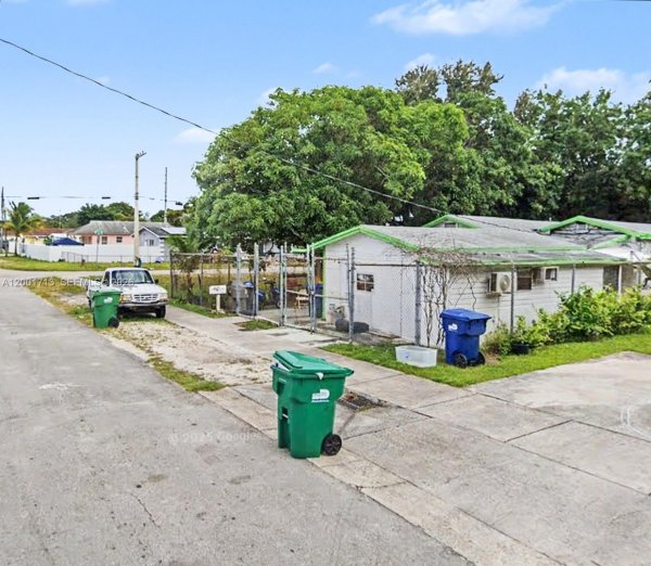 2106 NW 70th St Miami, FL 33147