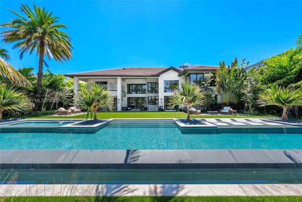 110 Holiday Dr Hallandale Beach, FL 33009