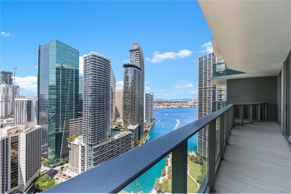 77 SE 5th #3702 Miami, FL 33131