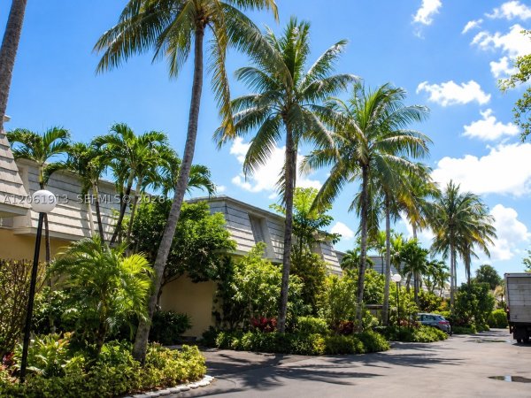 224 Sea Vw Dr #104 Key Biscayne, FL 33149