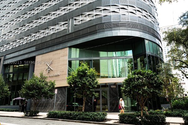 1000 Brickell Plz #1806 Miami, FL 33131