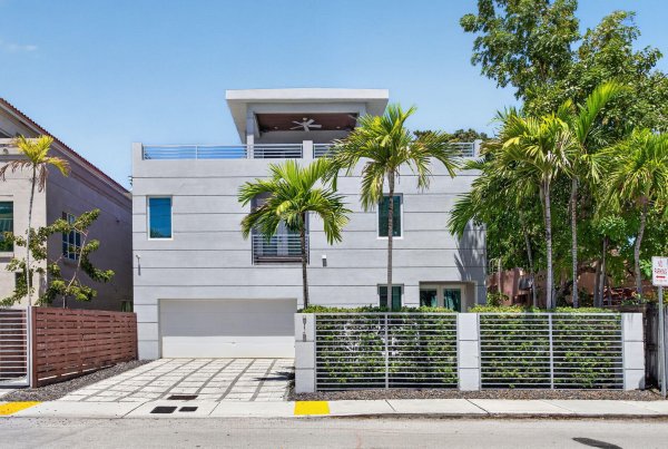 915 SE 2nd Fort Lauderdale, FL 33301