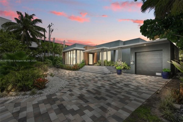 1845 NE 124th St North Miami, FL 33181