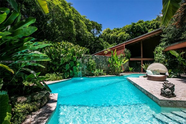 4895 SW 88th St Miami, FL 33156