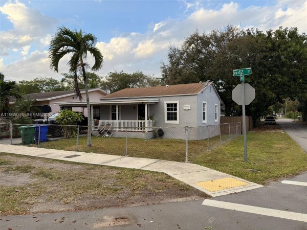 1249 NW 42nd St Miami, FL 33142