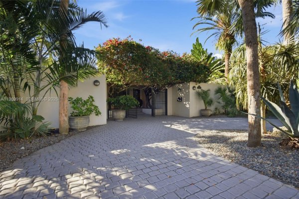 3730 Solana Rd Miami, FL 33133