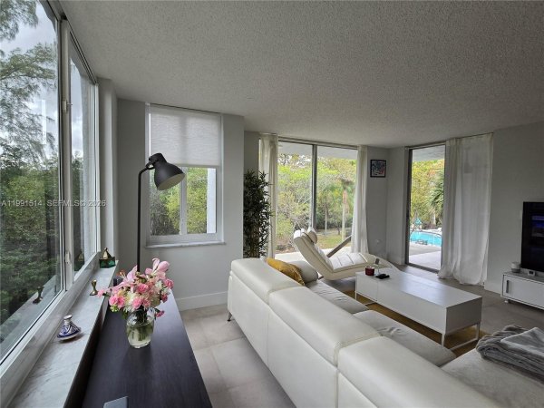 17890 W Dixie Hwy #307 North Miami Beach, FL 33160