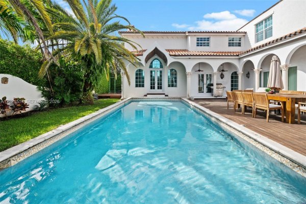 2501 Pine Tree Dr Miami Beach, FL 33140