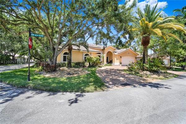9563 SW 123rd Ter Miami, FL 33176