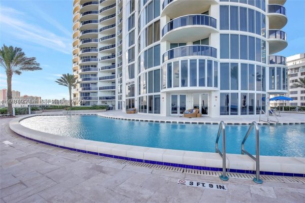 17201 Collins Ave+den #803 Sunny Isles Beach, FL 33160