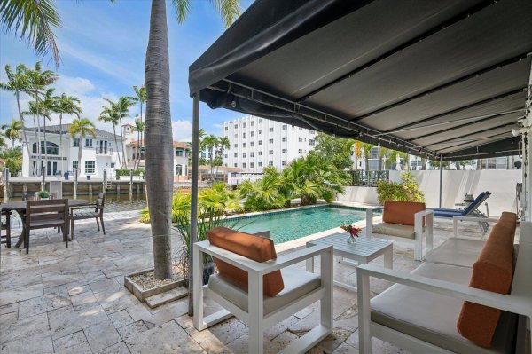 325 Coconut Isle Fort Lauderdale, FL 33301