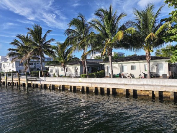 2200 Bay Dr #3 Miami Beach, FL 33141