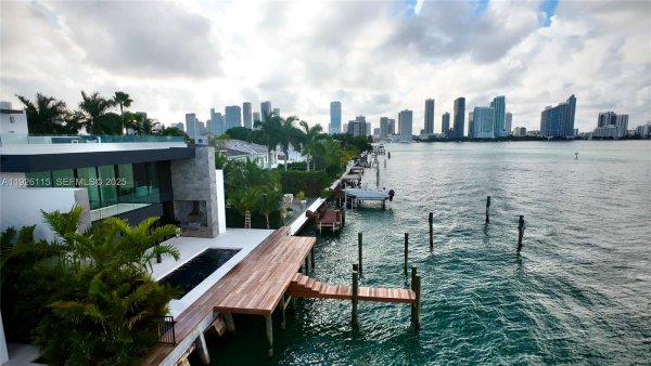 1041 N Venetian Dr Miami, FL 33139