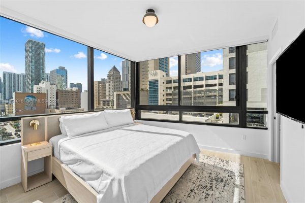 225 N Miami Ave #912 Miami, FL 33128