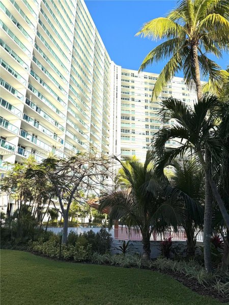 100 Bayview Dr #1611 Sunny Isles Beach, FL 33160