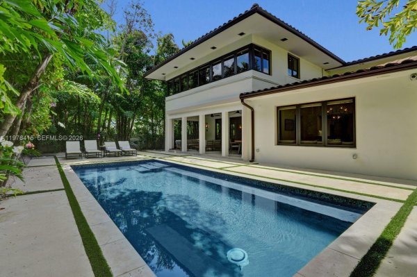 5735 N Bay Rd Miami Beach, FL 33140