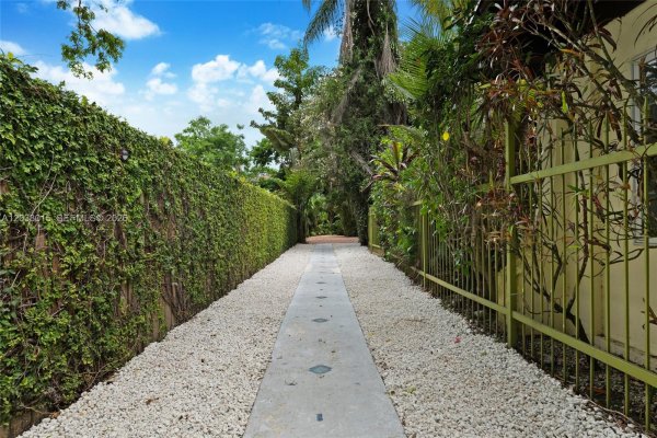 3797 El Prado Miami, FL 33133