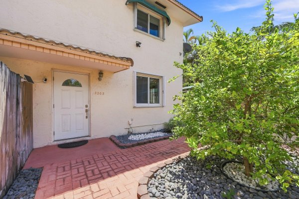 3203 Mcdonald #3203 Miami, FL 33133