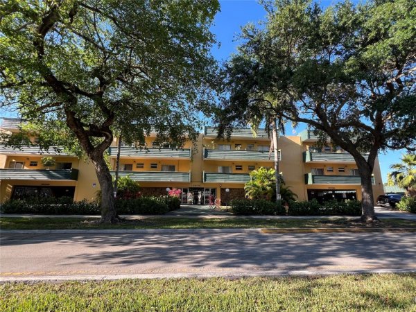 1975 NE 135th St #3R North Miami, FL 33181