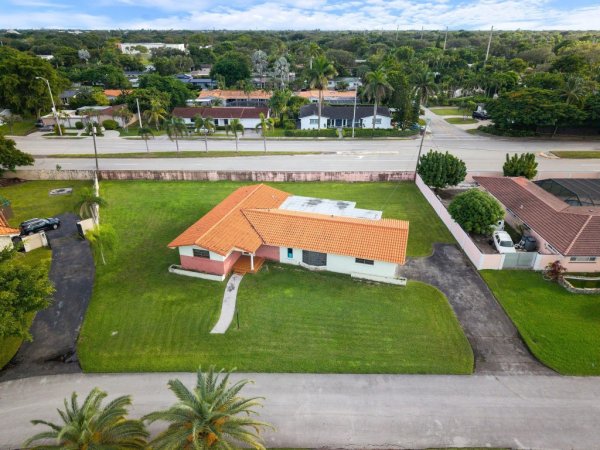8230 SW 87th Miami, FL 33143