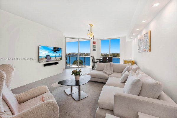 17111 Biscayne Blvd #606 North Miami Beach, FL 33160